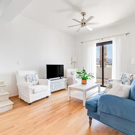 4 Bedroom With Private Pool Maroni