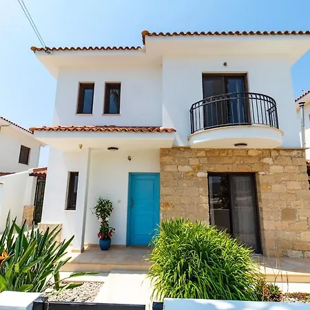 4 Bedroom With Private Pool Maroni