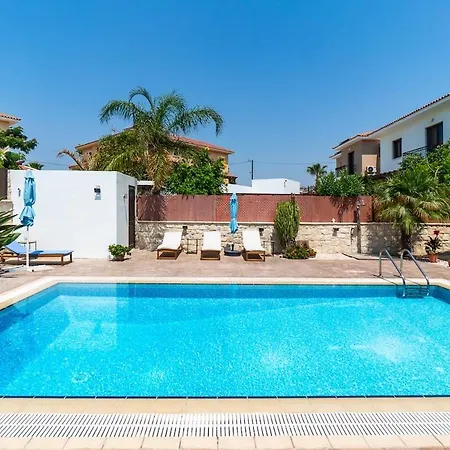 4 Bedroom With Private Pool וילה *