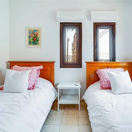 4 Bedroom With Private Pool Μαρώνι