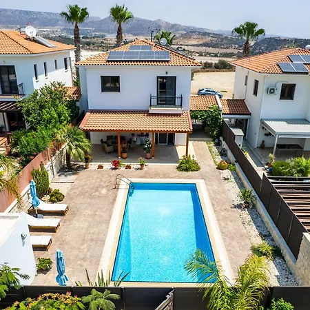 4 Bedroom With Private Pool Μαρώνι