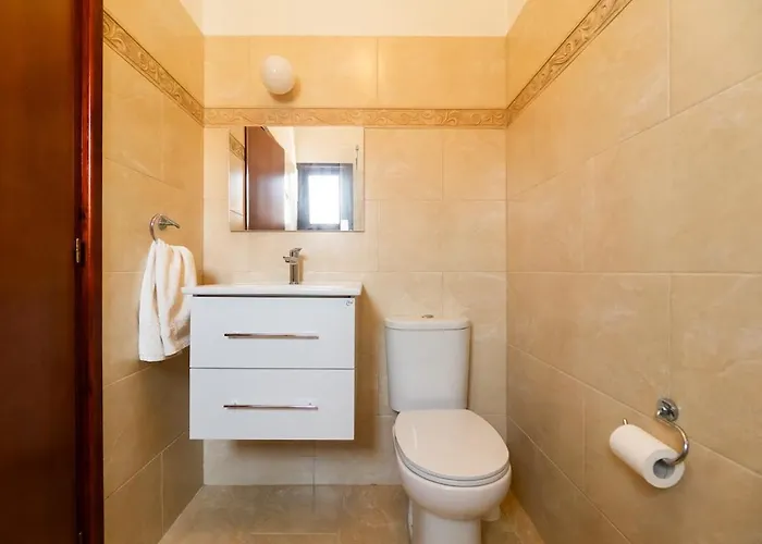 4 Bedroom With Private Pool Maróni