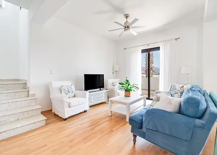 4 Bedroom With Private Pool Maróni