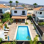 4 Bedroom With Private Pool Maroni