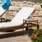 4 Bedroom With Private Pool Maroni