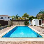 4 Bedroom With Private Pool Vila Maroni
