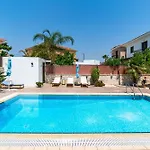 4 Bedroom With Private Pool Vila Maroni