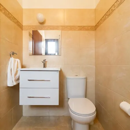 4 Bedroom With Private Pool Maroni