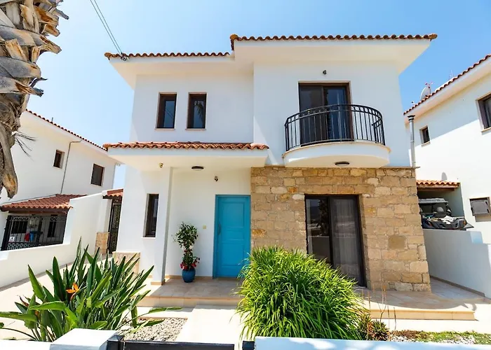 4 Bedroom With Private Pool Maroni