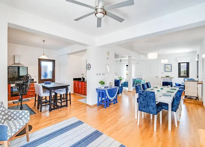 4 Bedroom With Private Pool Vila Maroni